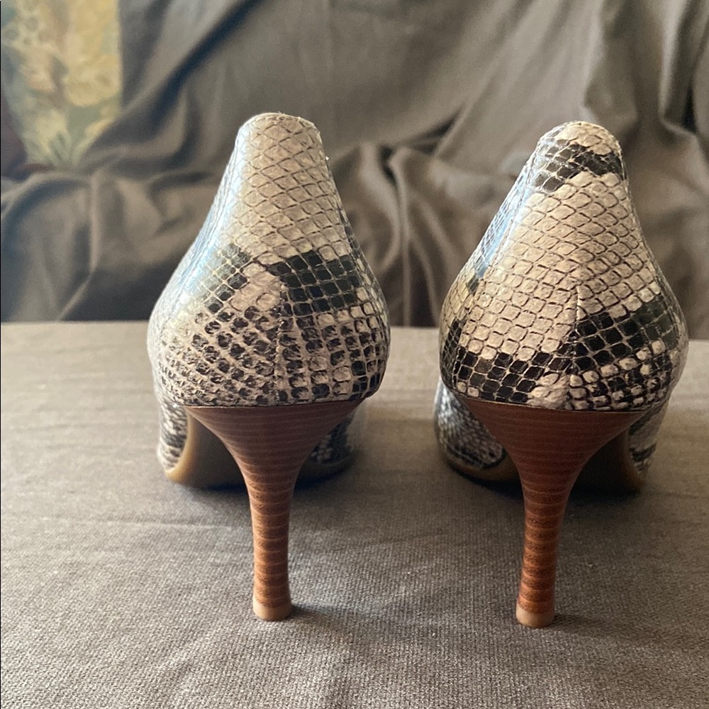 New Calvin Kline leather pumps shoes neutral snake skin kitten heal - Picture 4 of 6